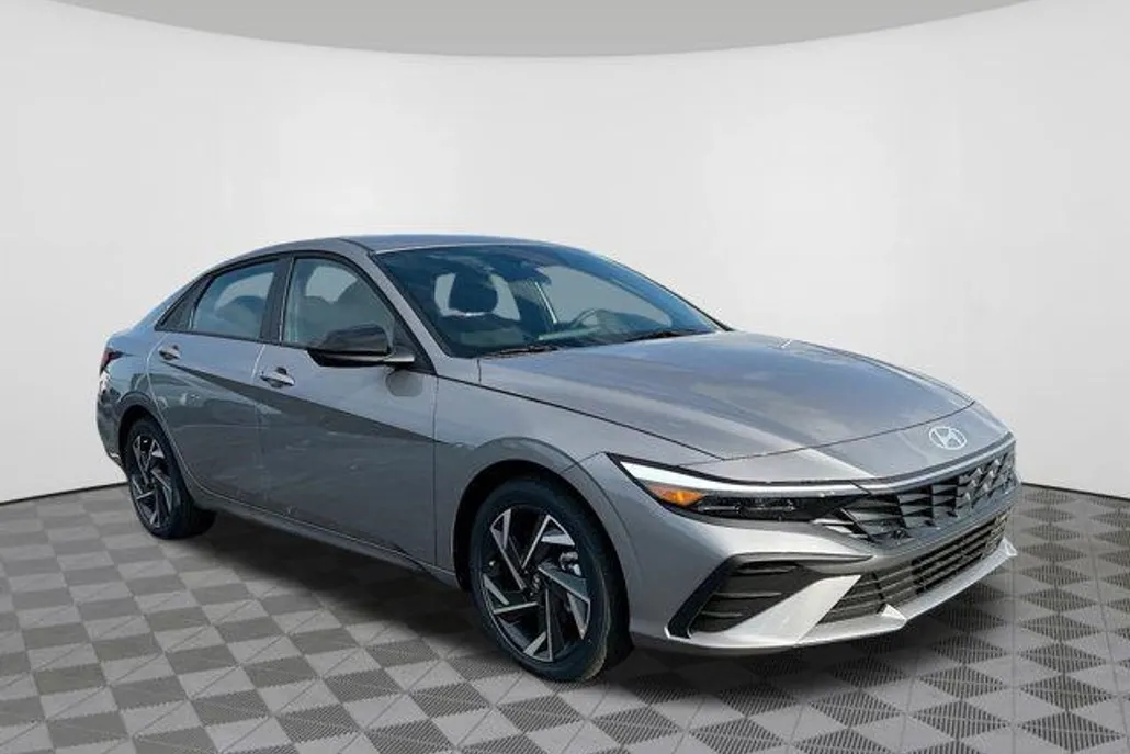 2025 Hyundai Elantra SEL Sport photo 1