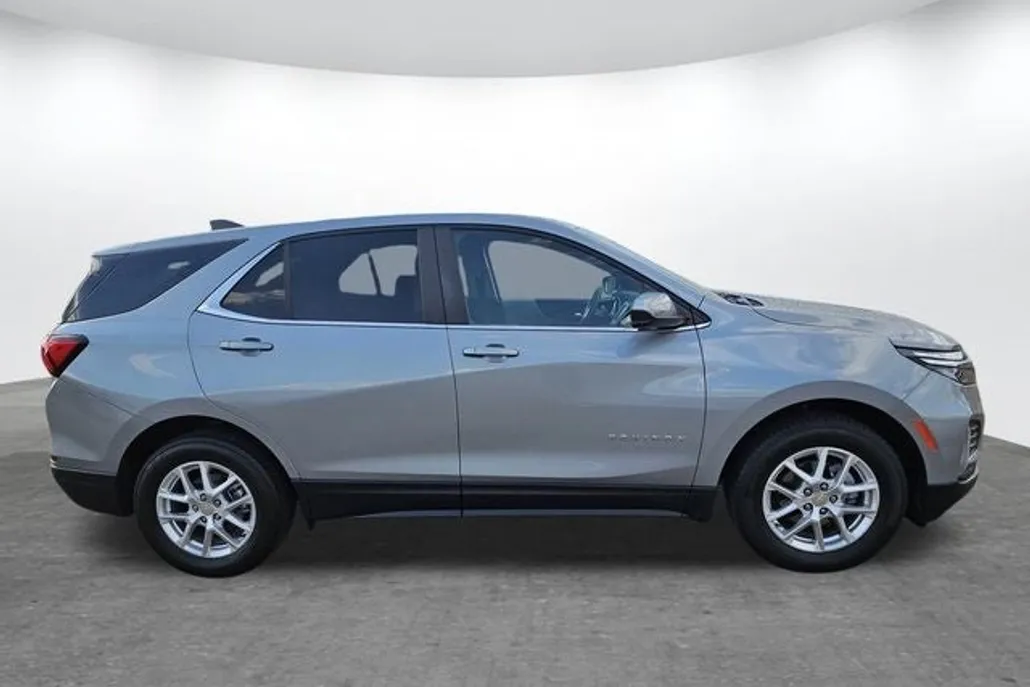 2024 Chevrolet Equinox LT photo 1