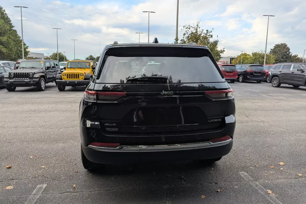 2023 Jeep Grand Cherokee Laredo photo 1