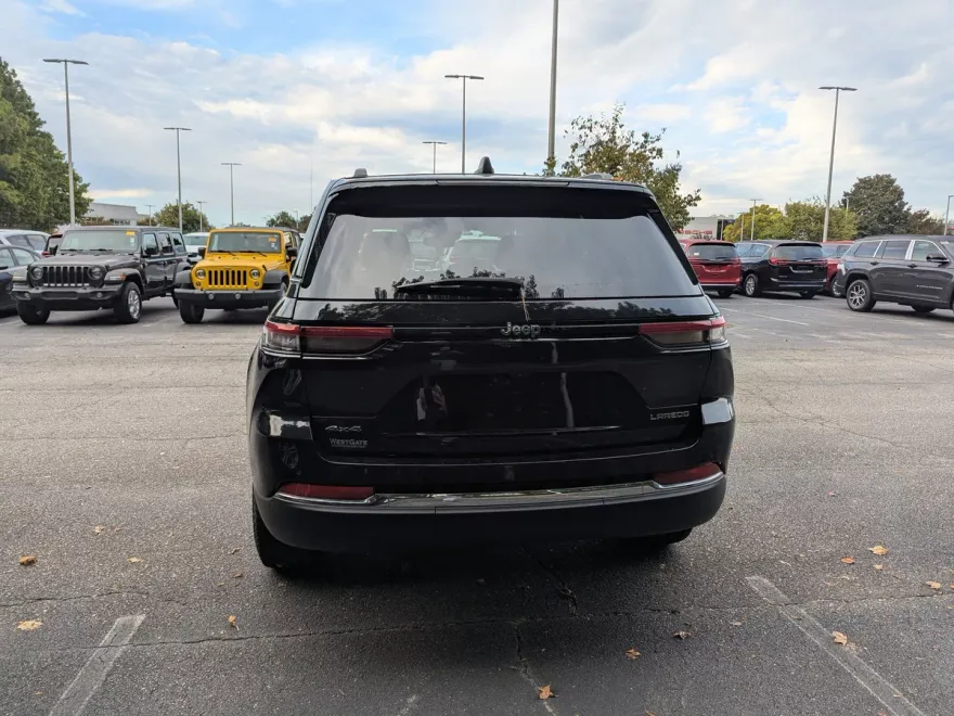 2023 Jeep Grand Cherokee Laredo photo 1