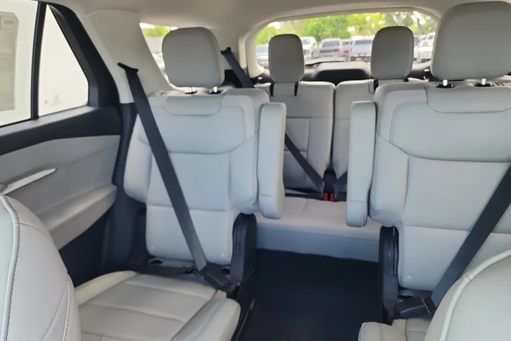 2025 Ford Explorer photo 1