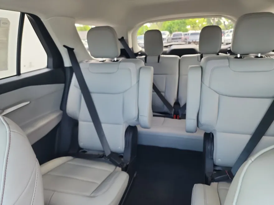 2025 Ford Explorer photo 1