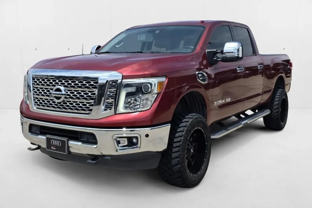 2017 Nissan Titan SL Crew Cab photo 1
