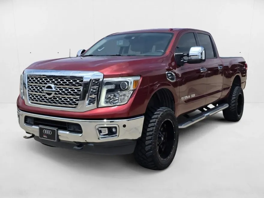 2017 Nissan Titan SL Crew Cab photo 1