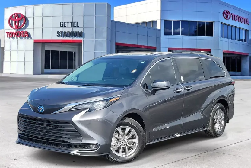 2025 Toyota Sienna XLE photo 1