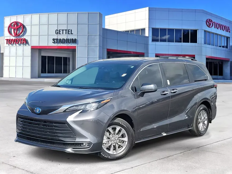2025 Toyota Sienna XLE photo 1