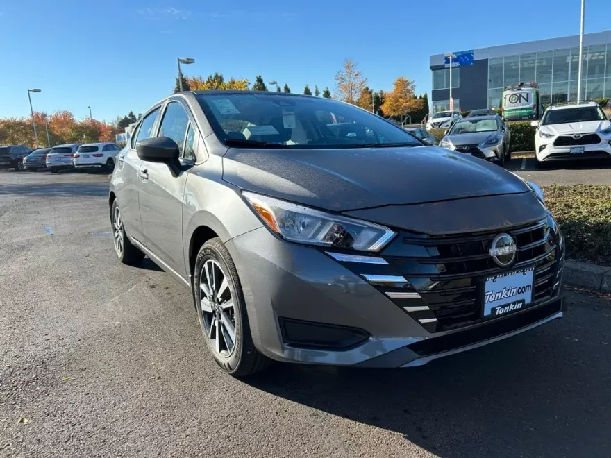 2024 Nissan Versa 1.6 SV photo 1