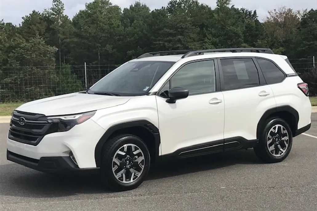 2025 Subaru Forester Premium photo 1