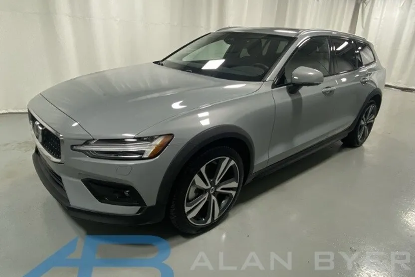 2025 Volvo V60 Cross Country B5 Plus photo 1