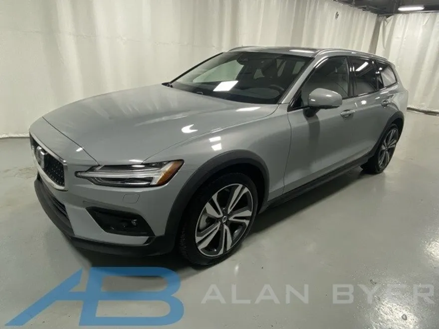 2025 Volvo V60 Cross Country B5 Plus photo 1