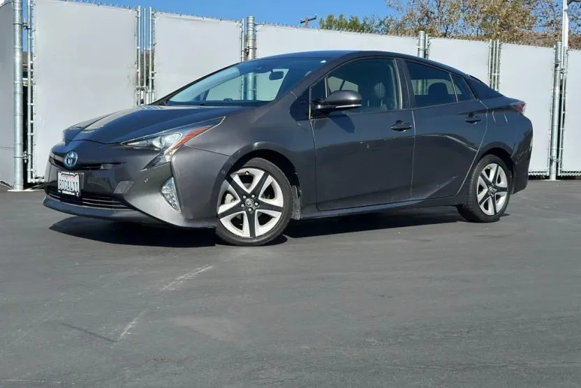 2018 Toyota Prius Four photo 1