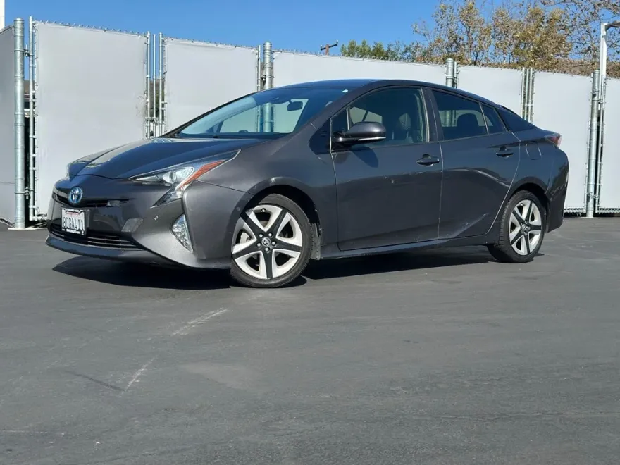 2018 Toyota Prius Four photo 1