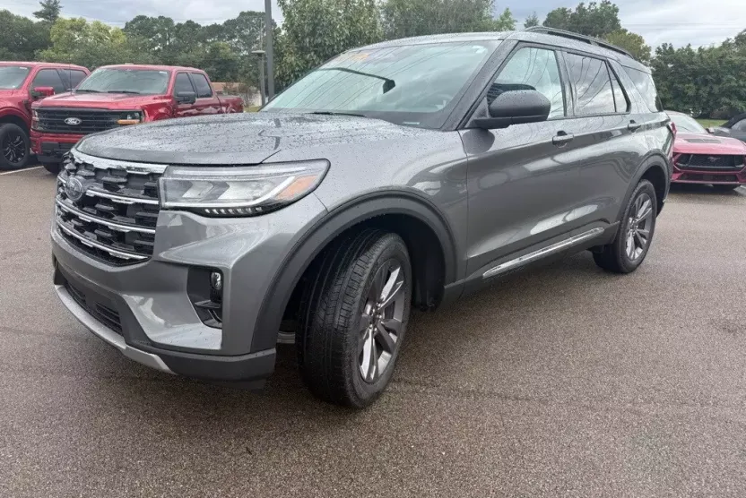 2025 Ford Explorer photo 1
