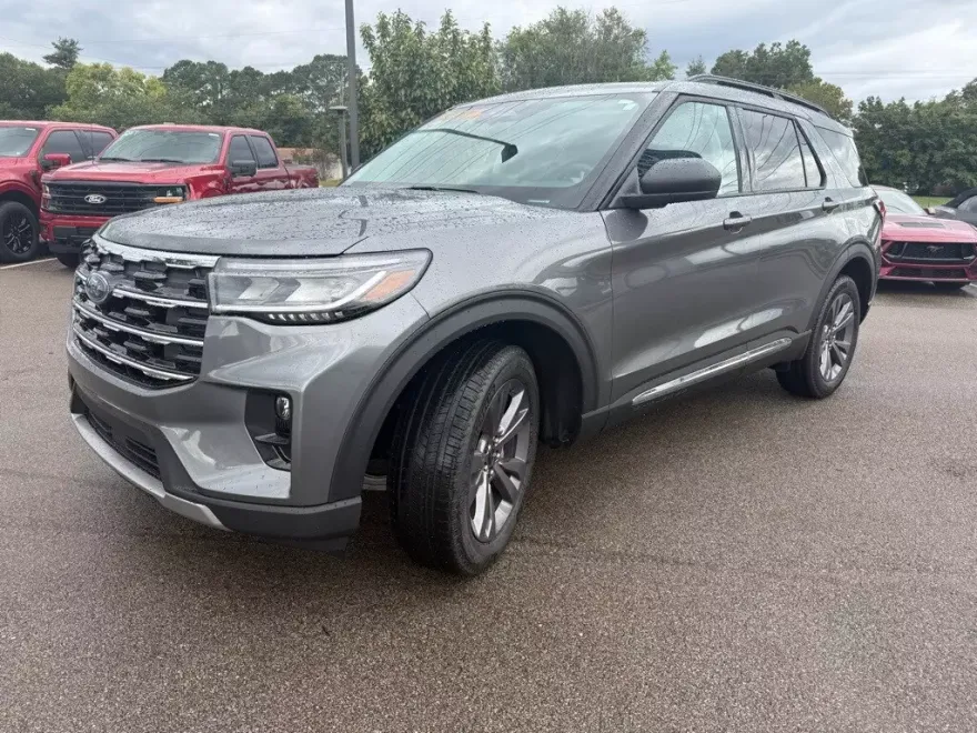 2025 Ford Explorer photo 1
