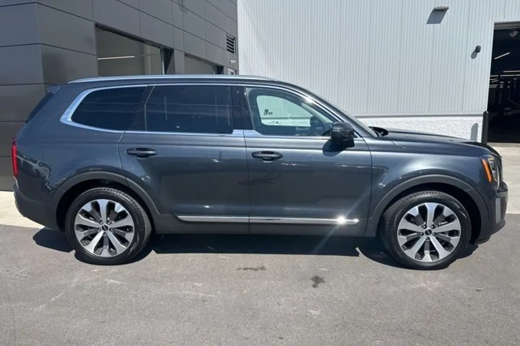 2022 Kia Telluride EX photo 1