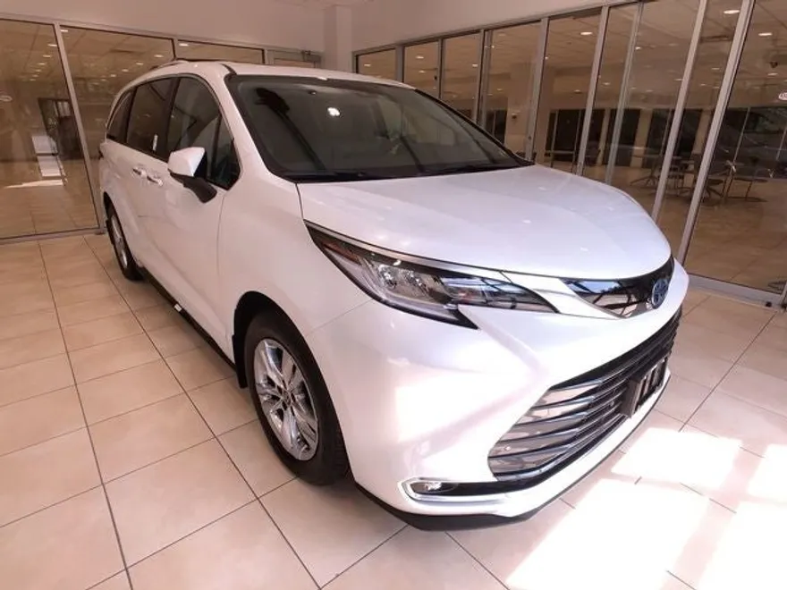 2024 Toyota Sienna Limited photo 1