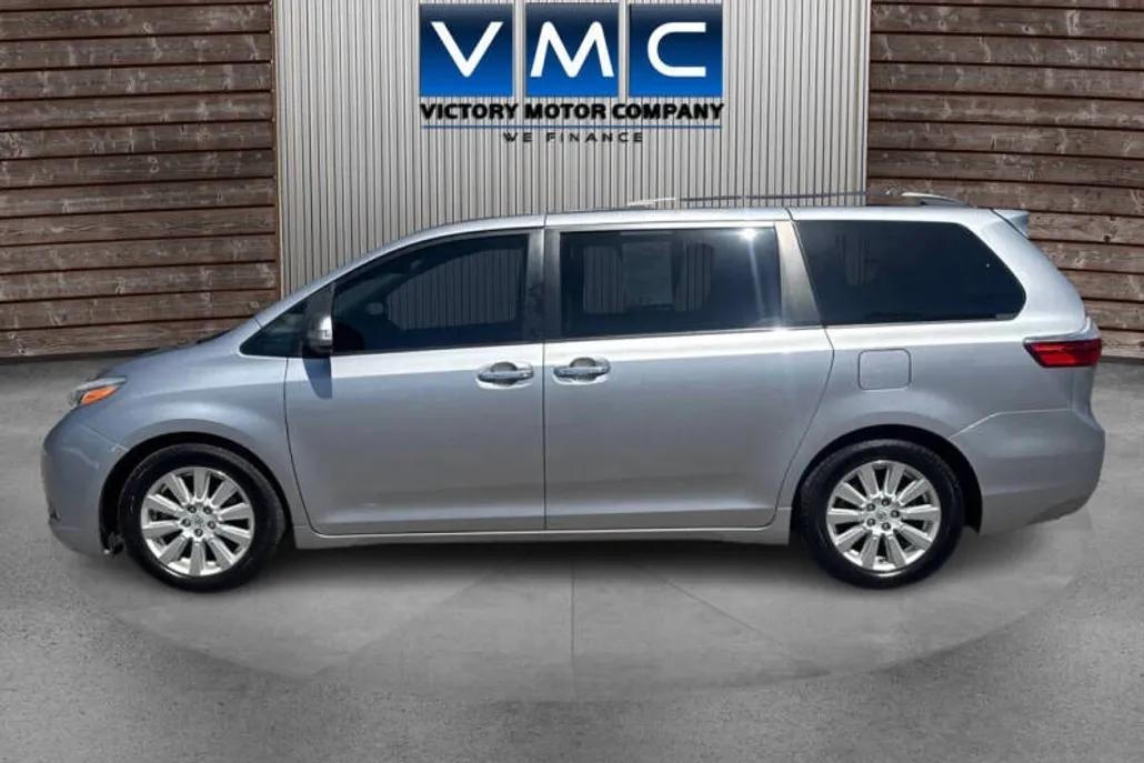 2017 Toyota Sienna XLE photo 1