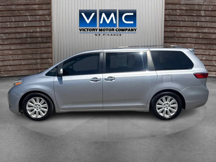 2017 Toyota Sienna XLE photo 1