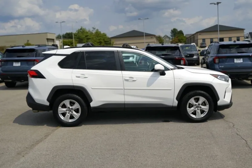 2021 Toyota RAV4 XLE photo 1
