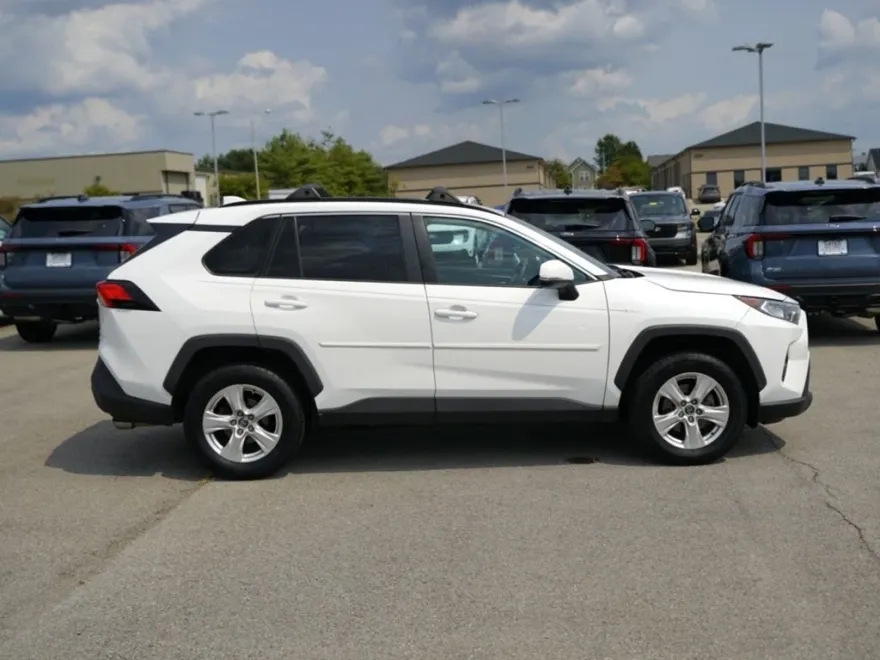 2021 Toyota RAV4 XLE photo 1