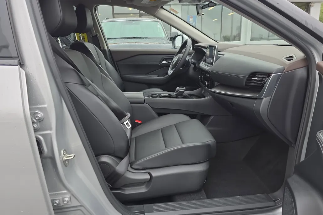 2022 Nissan Rogue SV photo 1