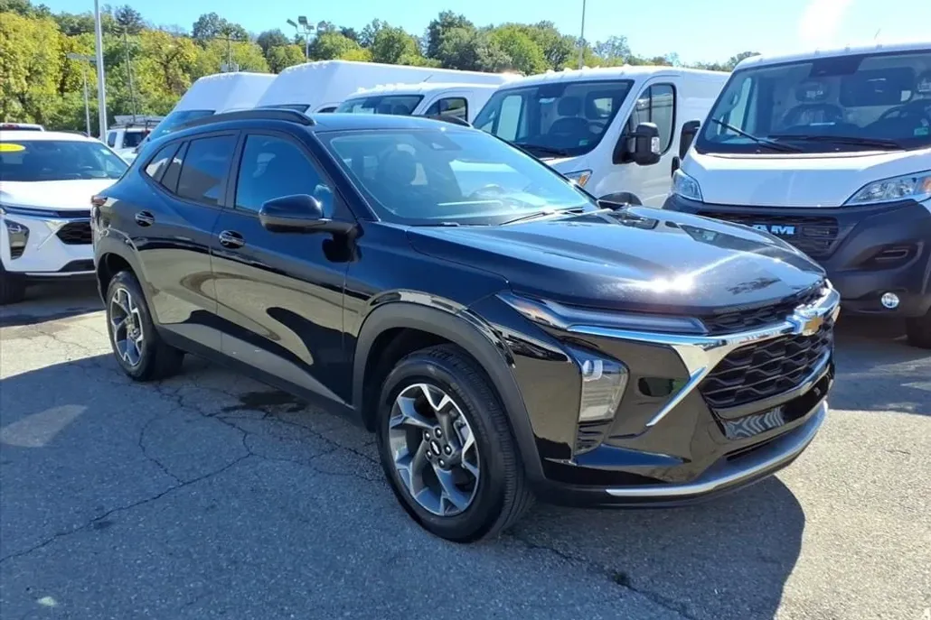 2024 Chevrolet Trax LT photo 1