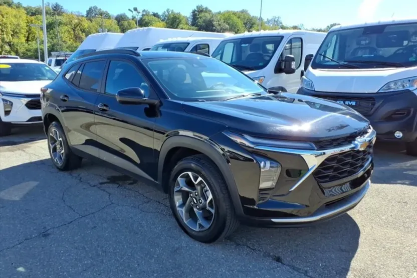 2024 Chevrolet Trax LT photo 1
