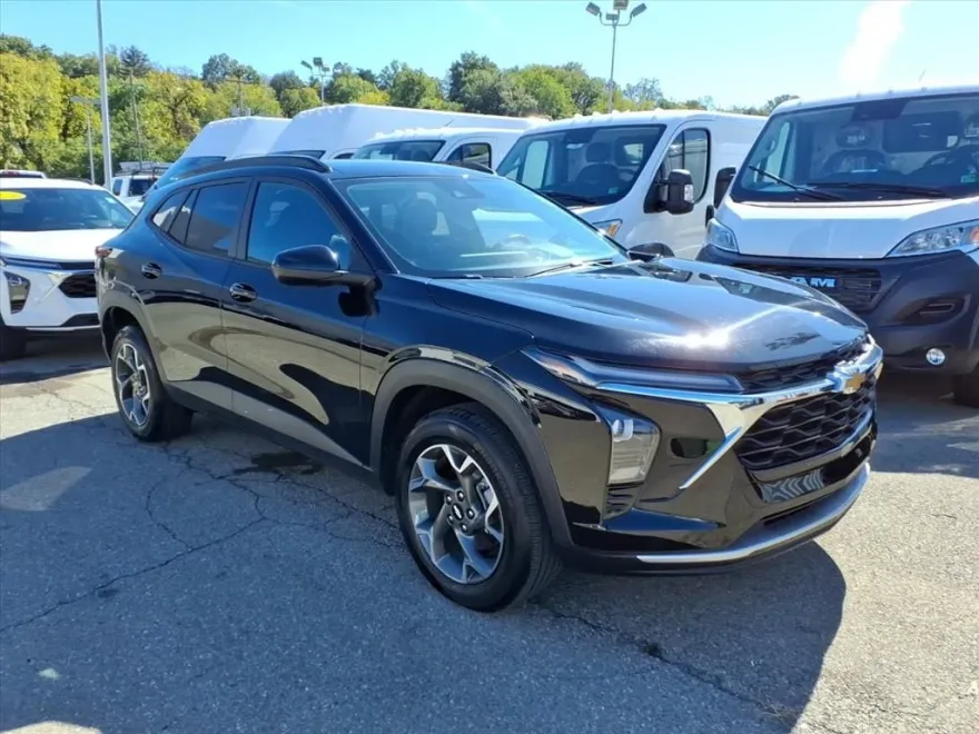 2024 Chevrolet Trax LT photo 1