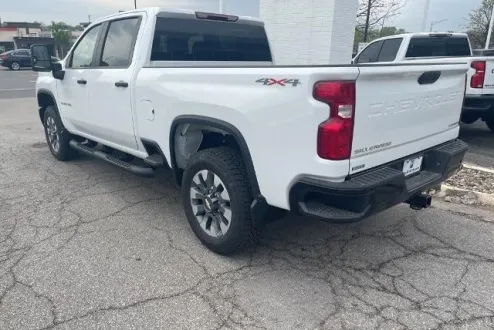 2025 Chevrolet Silverado 2500HD Custom photo 3