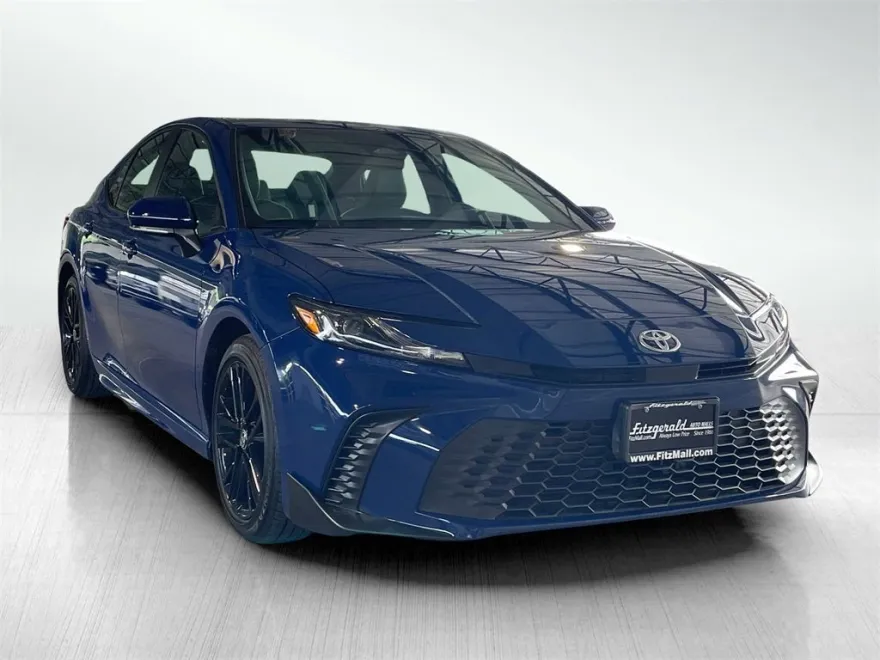 2025 Toyota Camry SE photo 1