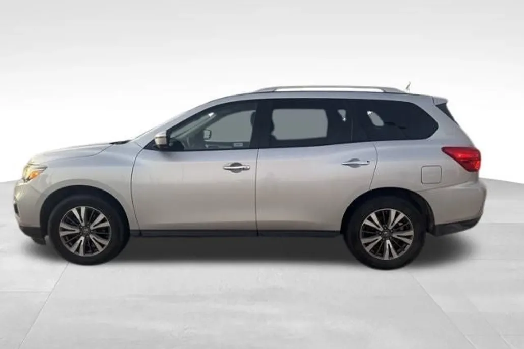 2017 Nissan Pathfinder SL photo 1