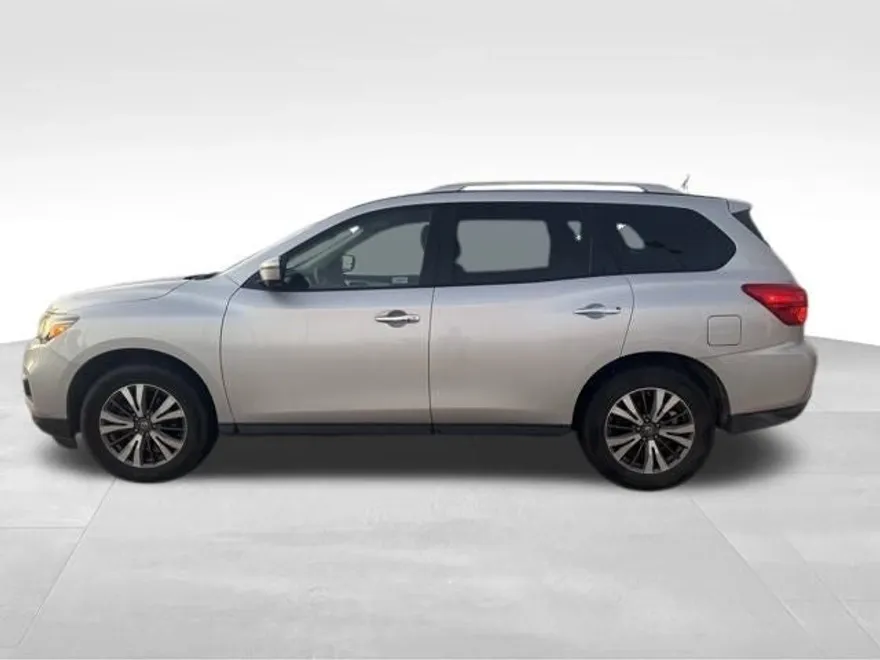 2017 Nissan Pathfinder SL photo 1