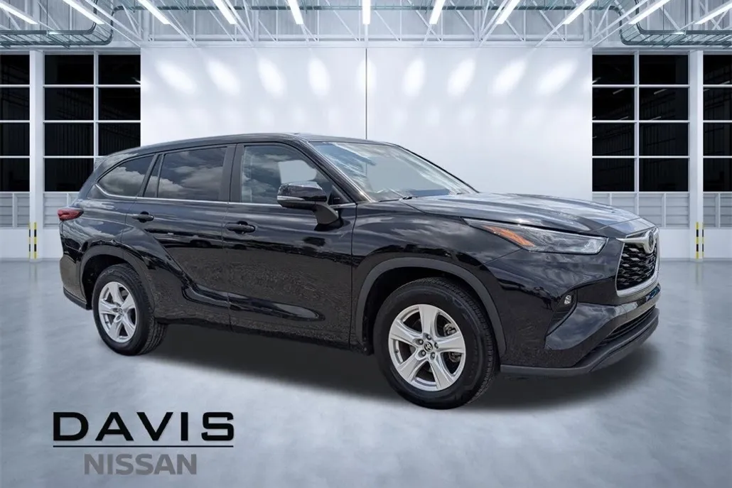 2023 Toyota Highlander LE photo 1