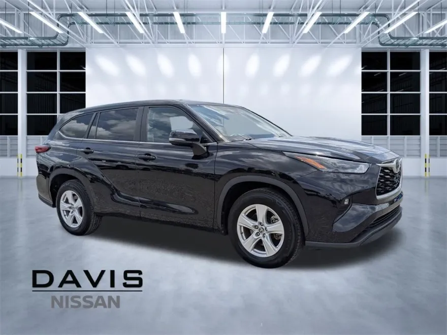 2023 Toyota Highlander LE photo 1