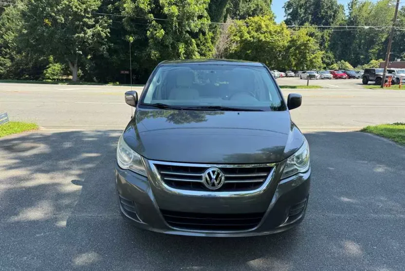 2010 Volkswagen Routan SE photo 1
