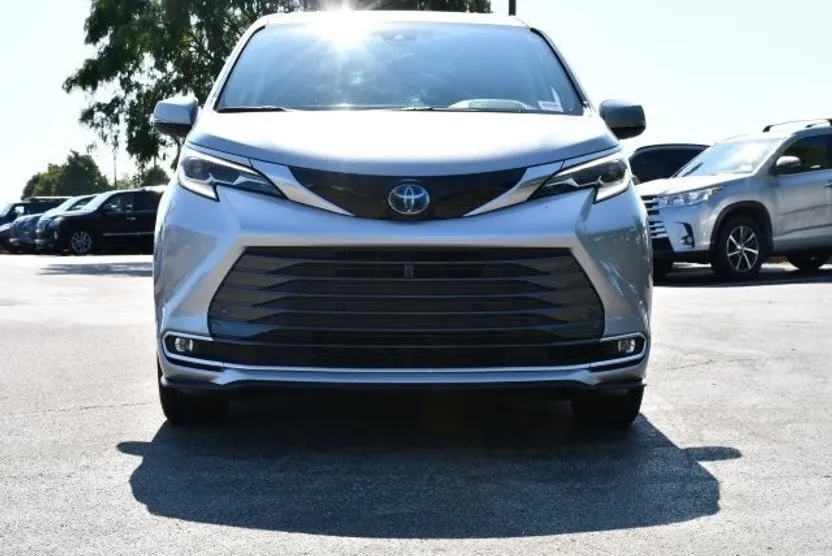 2022 Toyota Sienna Platinum photo 1