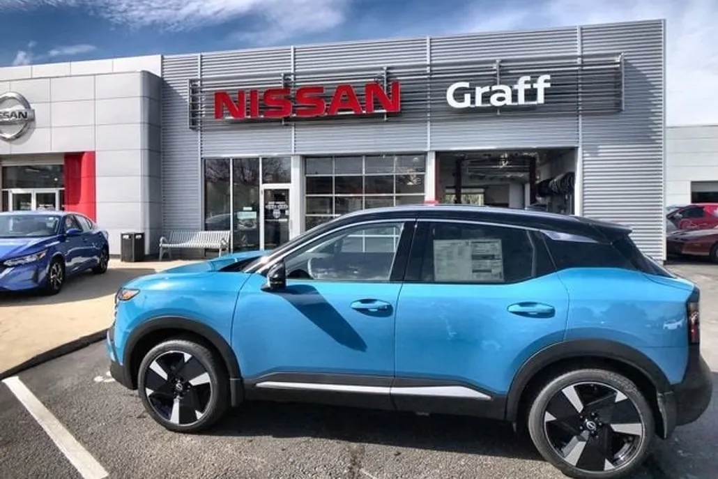 2025 Nissan Kicks SR photo 1
