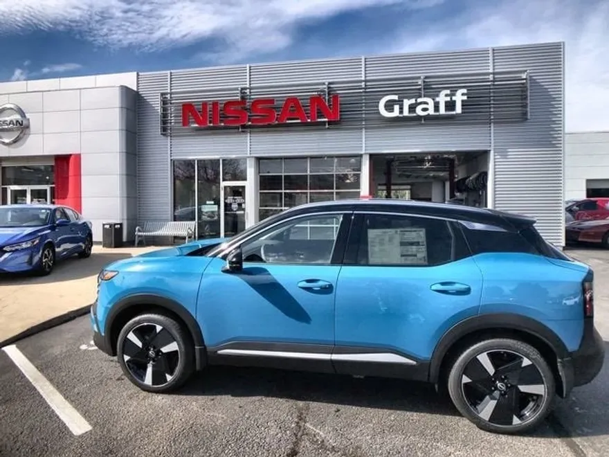 2025 Nissan Kicks SR photo 1