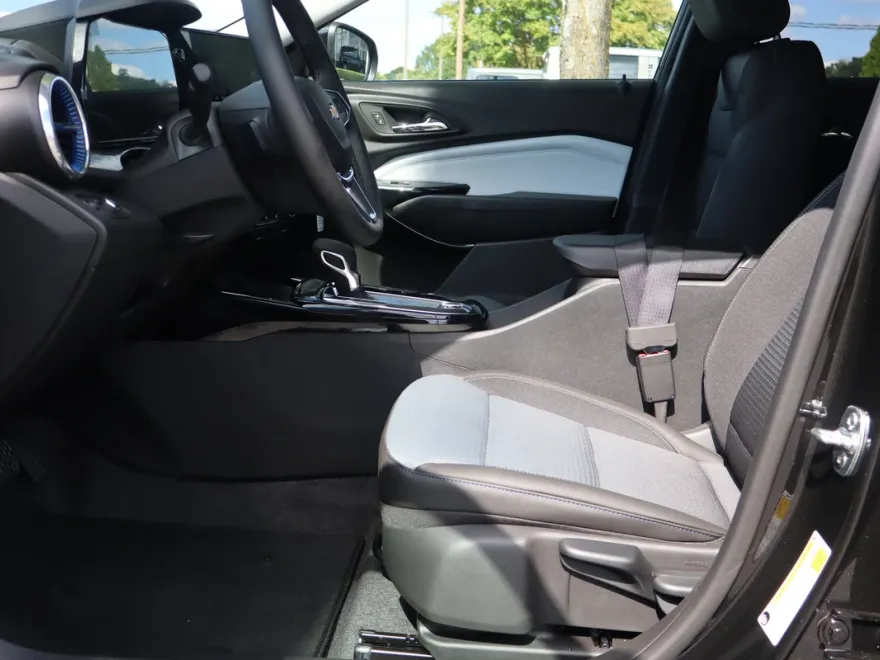 2025 Chevrolet Trax LT photo 1