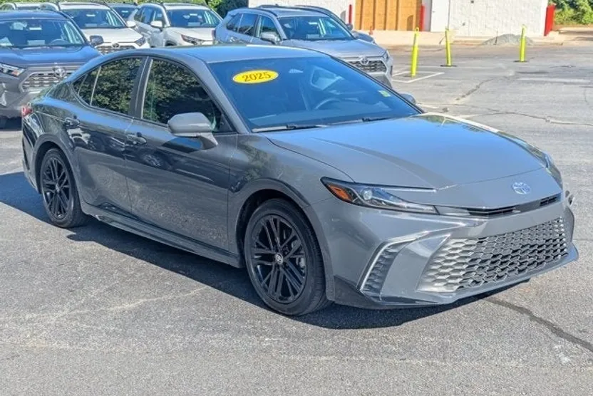 2025 Toyota Camry SE photo 1