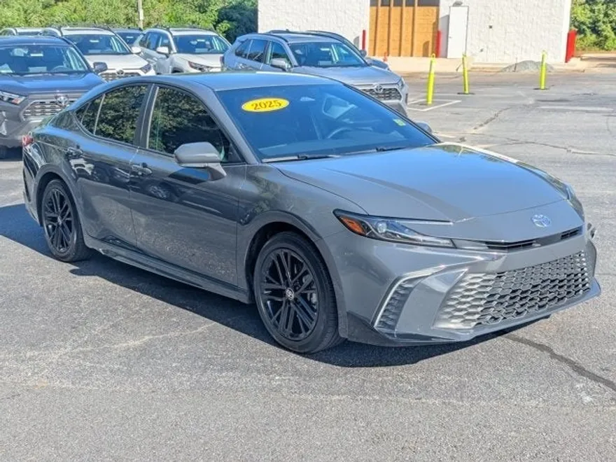 2025 Toyota Camry SE photo 1