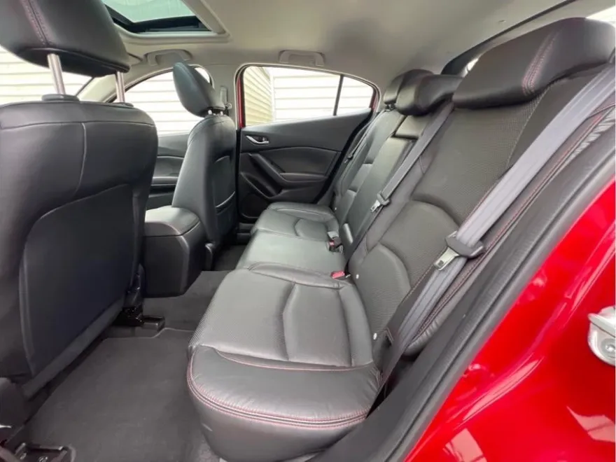 2015 Mazda Mazda3 s Grand Touring Hatchback photo 15