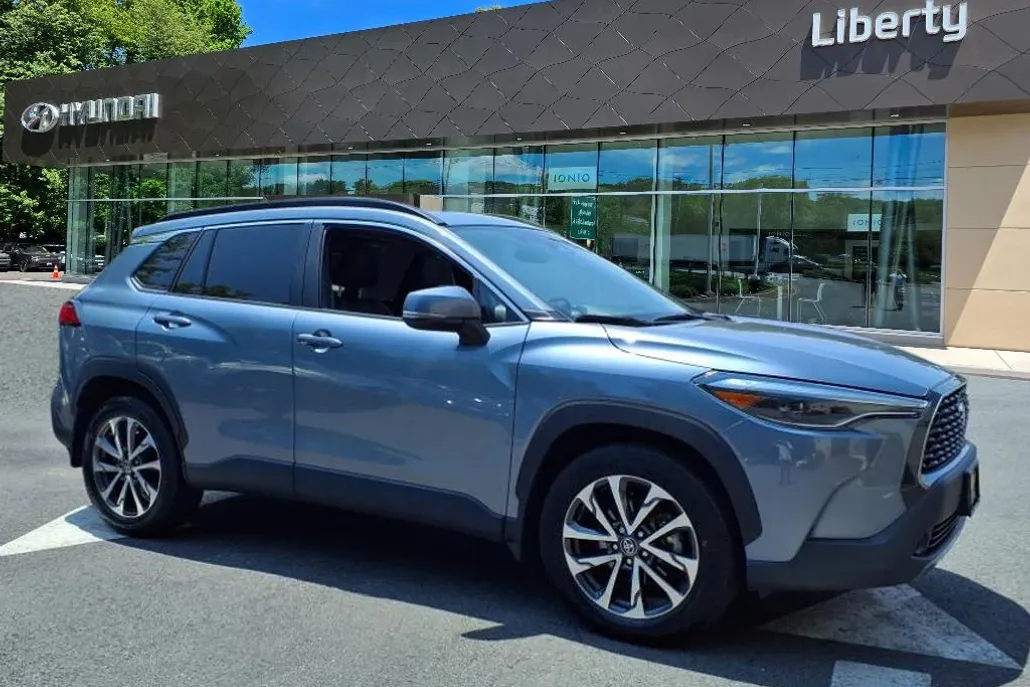 2023 Toyota Corolla Cross XLE photo 1