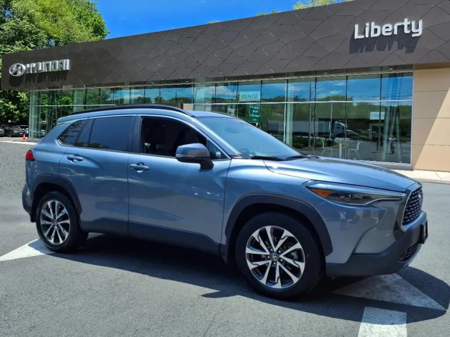 2023 Toyota Corolla Cross XLE photo 1