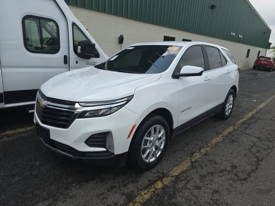 2022 Chevrolet Equinox LT photo 1
