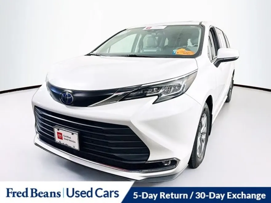 2022 Toyota Sienna XLE photo 1