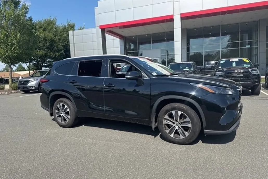 2022 Toyota Highlander XLE photo 1