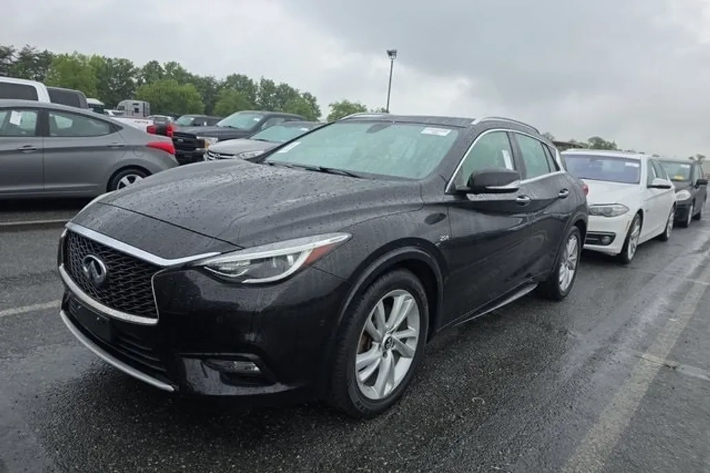 2018 Infiniti QX30 Premium photo 1
