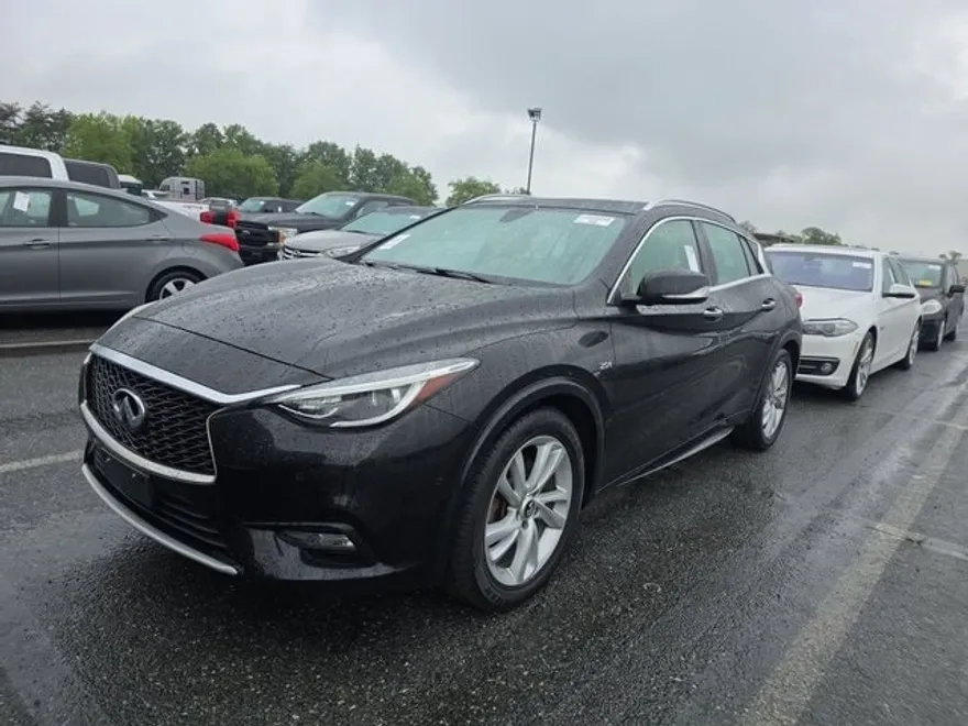 2018 Infiniti QX30 Premium photo 1