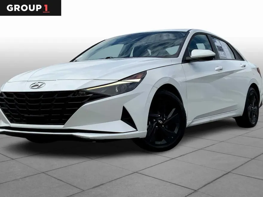 2022 Hyundai Elantra SEL Convenience photo 1